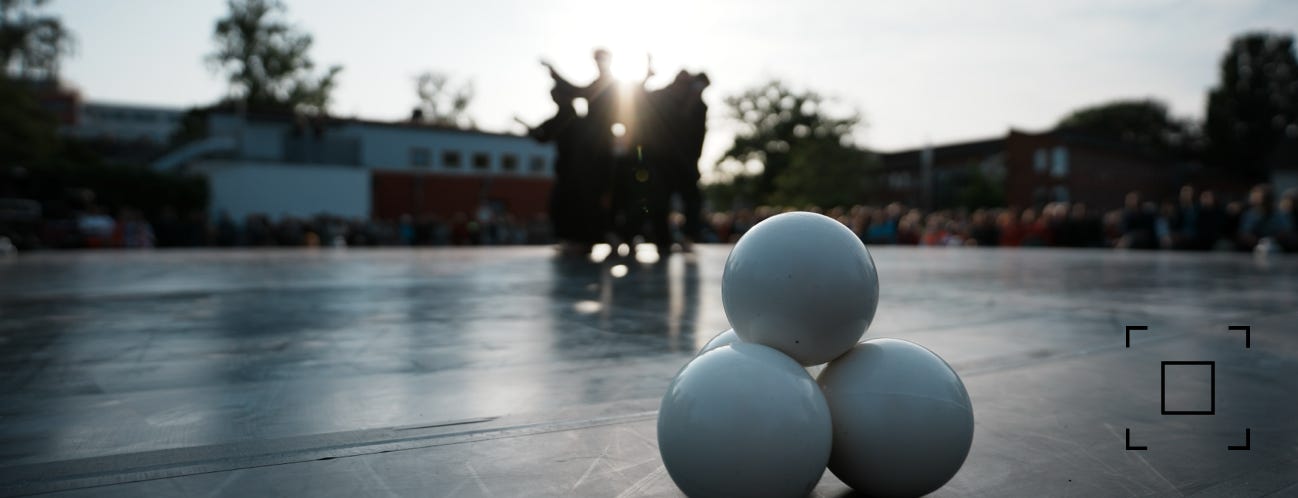 Graustufenfoto Des Betongebäudes