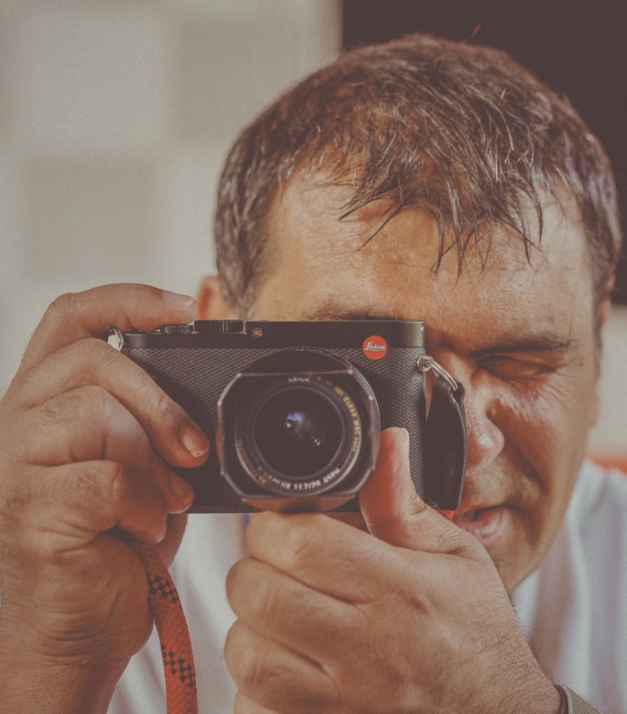 Selektiver Fokus Fotografie Der Frau, Die Dslr Kamera Hält